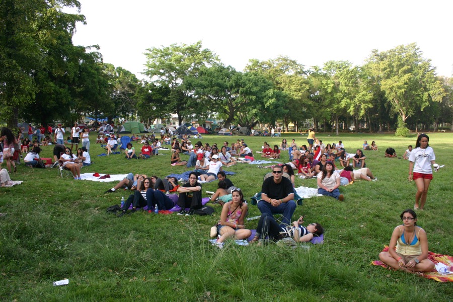 Estudiantes en portones Ave. Ponce de León
