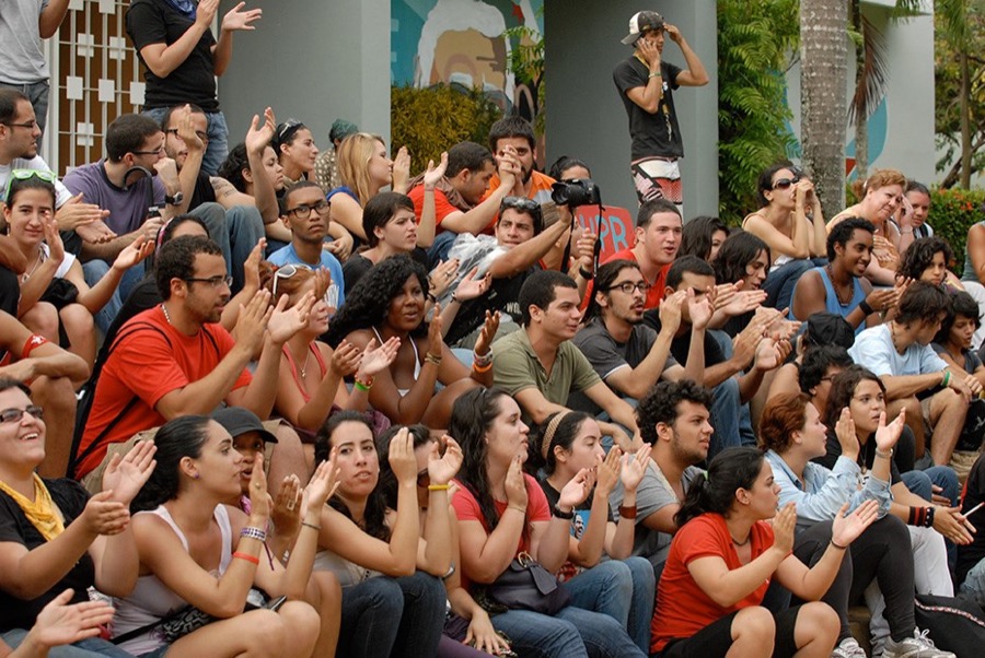 Reunión en escalinatas del Museo