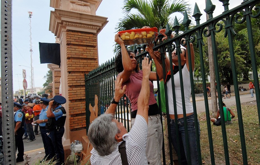 Pasan comida por portones
