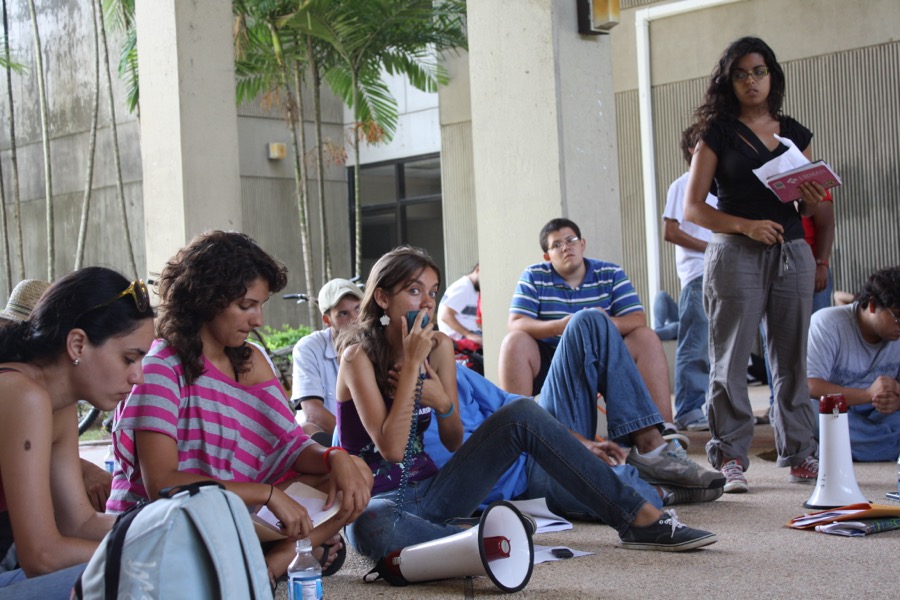 Teresa Córdova con megáfono