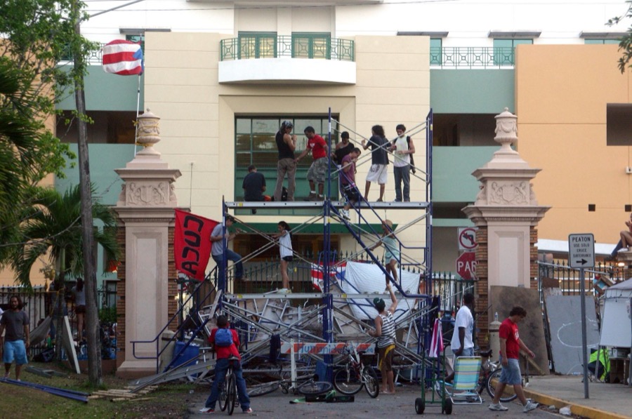 Bandera del CUCA en portones 2010