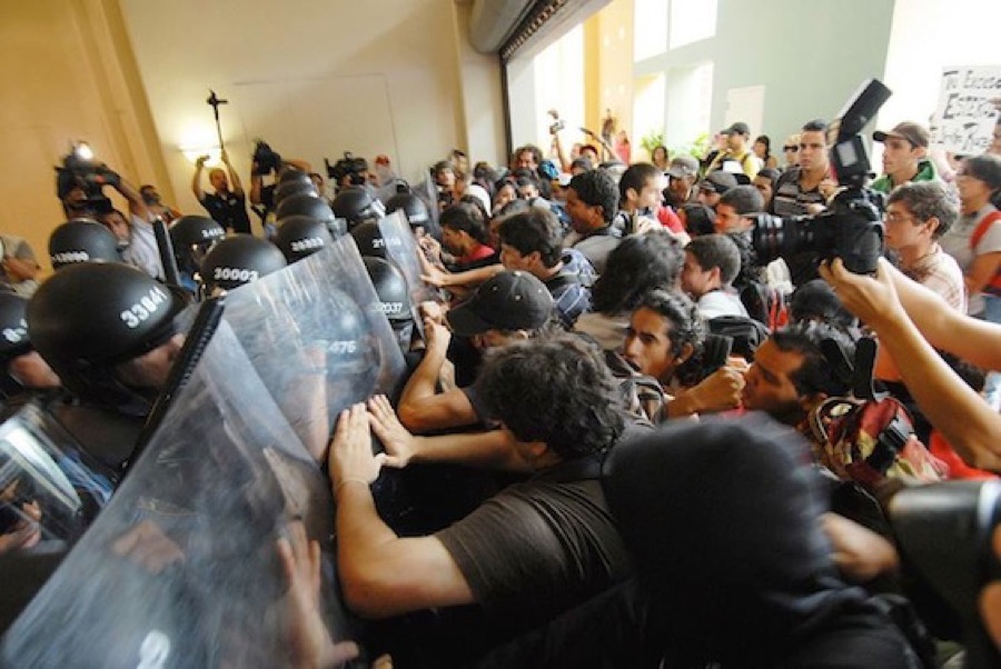 Estudiantes enfrentan policía en Plaza Universitaria